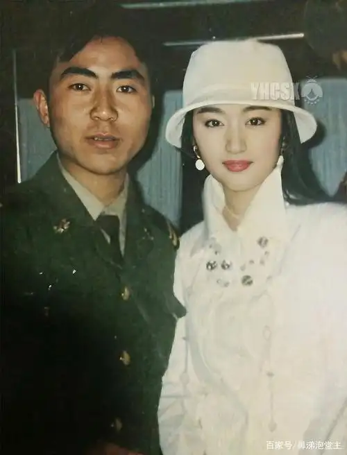 杨钰莹当年究竟有多美?兵哥哥合影时不敢靠近,只因她太美太仙
