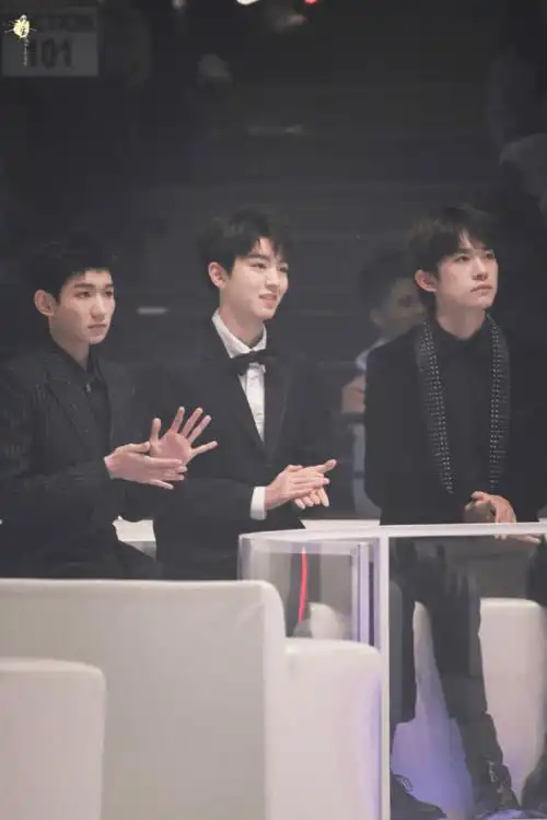 粉丝接机李飞并喊话让tfboys合体,他的回应让四叶草激动