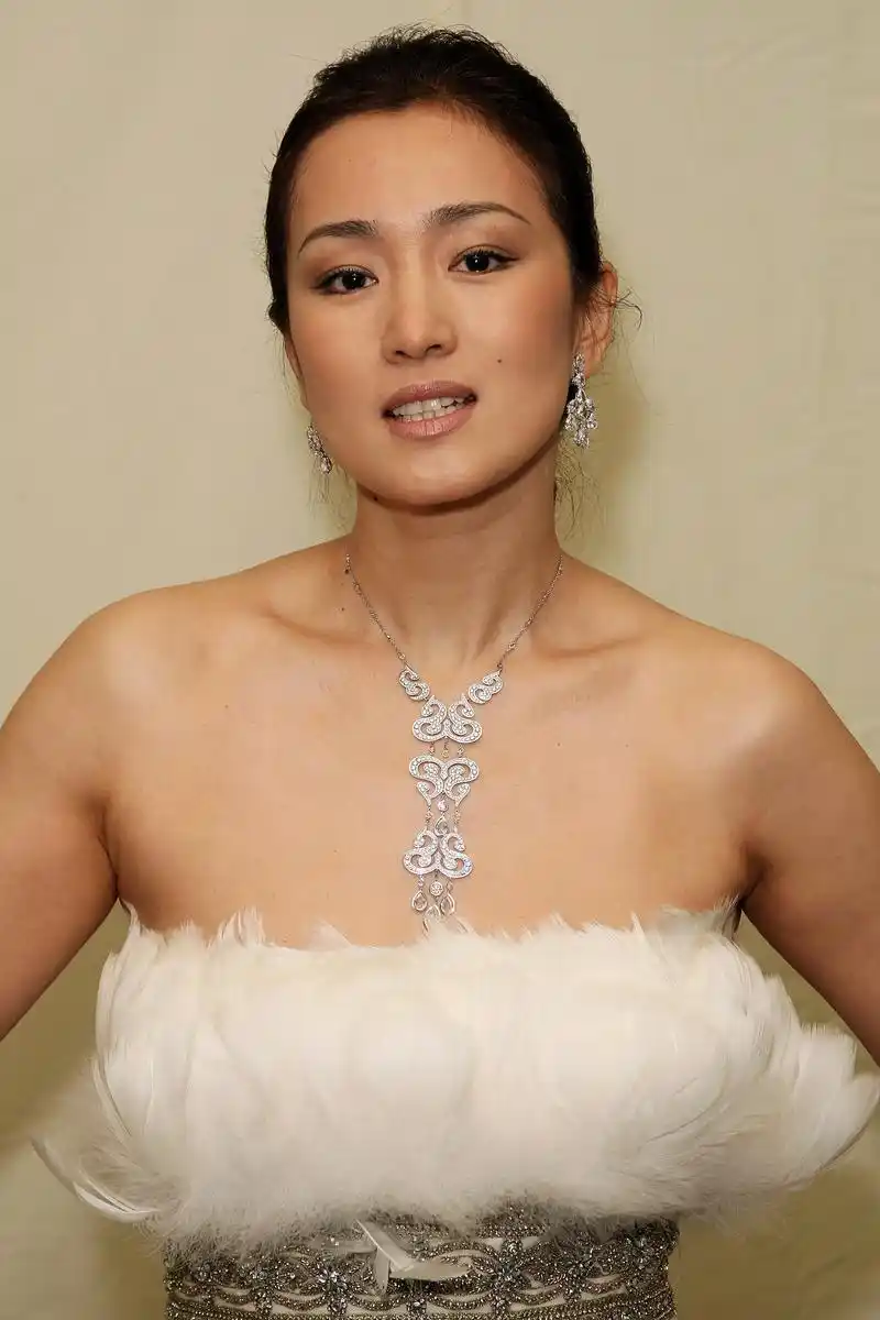 p>巩俐(gong li),1965年12月31日出生于中国辽宁省沈阳市,祖籍山东省