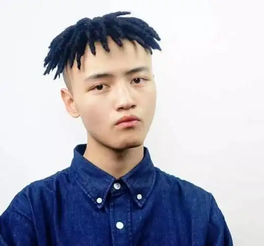 短盆栽脏辫,单根在10厘米以内所以叫短盆栽脏辫,编的话,35元每根,整体