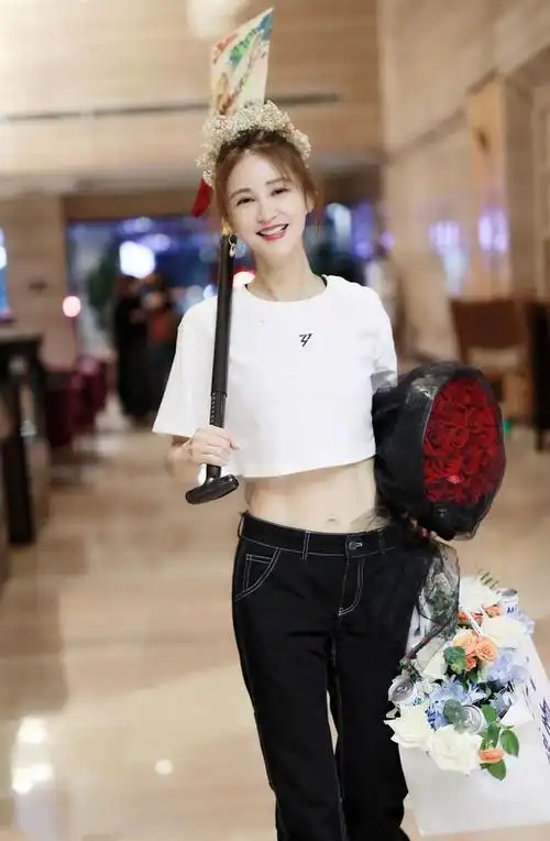 张歆艺瘦出了马甲线,穿露脐装配低腰裤秀身材,巴掌腰绝了|露肩|高腰|