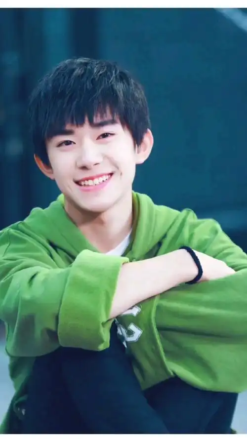 易烊千玺清扬拍摄花絮一则,笑场的千玺好甜#易烊千玺#小可爱#你好2021