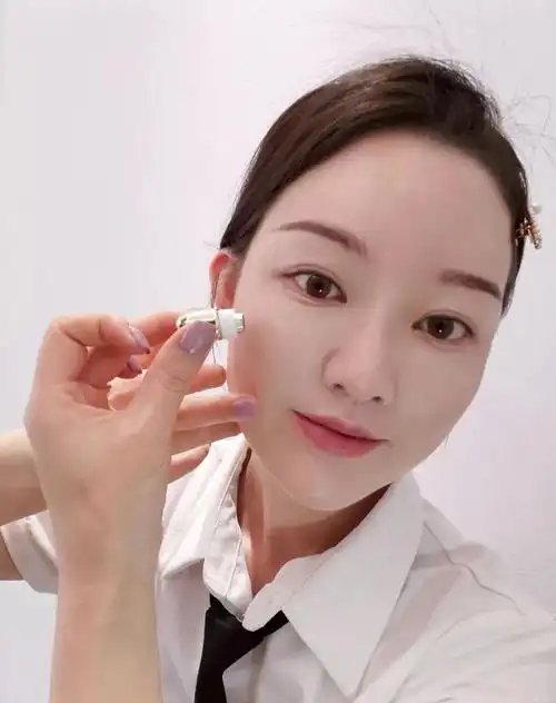 因为它的美白淡斑效果太高效吸引了不少用户的关注就连皮肤教授