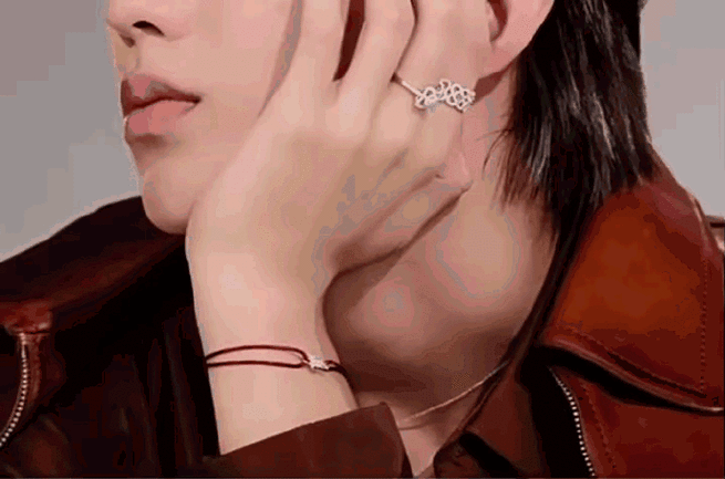 蔡徐坤棕色皮衣造型