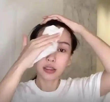 杨颖开直播洗脸卸妆,素颜的样子真的挺一般