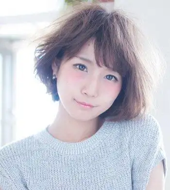 发丝一定不能服帖的梳理,要将短发烫成内扣 卷发,让发丝向外蓬松起来