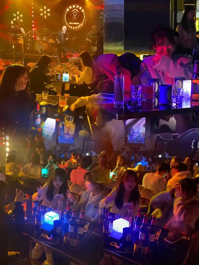 听着歌喝着酒摇个骰子太快乐了#网红酒吧打卡 #网红店 #好生 - 抖音