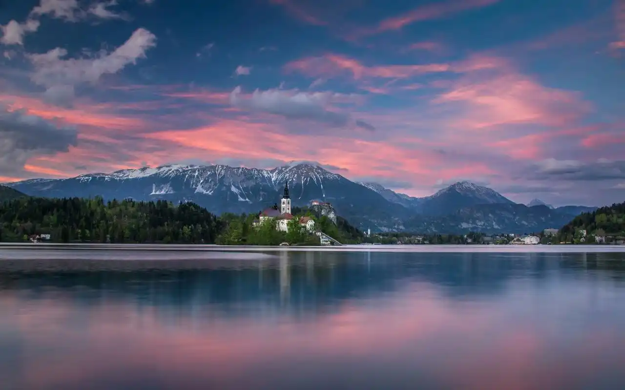 布莱德湖唯美风景桌面壁纸