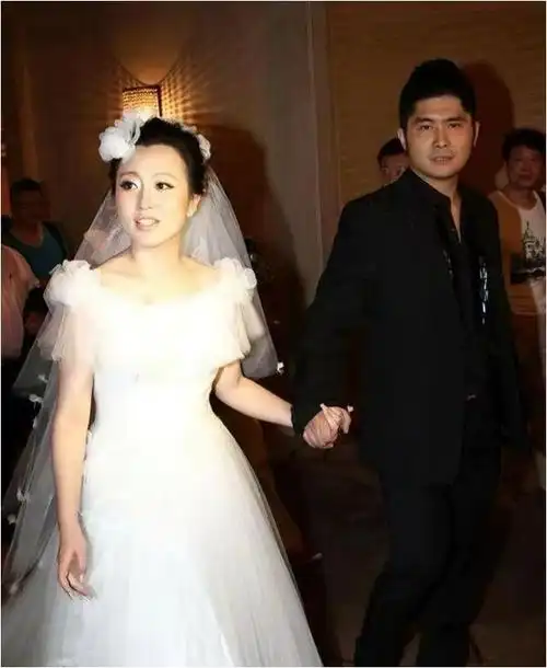 潘阳逆袭人生父捧16年难红嫁10亿富豪成阔太那英预言成真