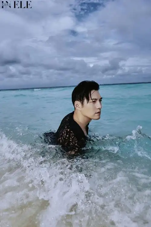 超撩!严屹宽湿身大片曝光 黑色蕾丝透视衬衫若隐若现