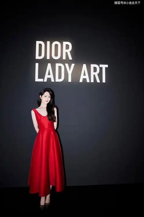 袁冰妍大红长裙优雅写真