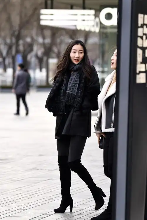 时尚的姑娘的长靴要穿过膝的,而且要是高跟的