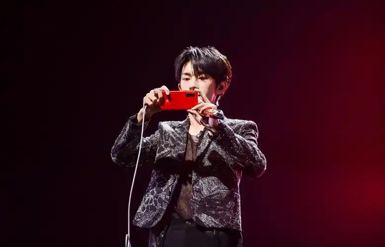 易烊千玺2019玊尔演唱会现场,用华为nova6 5g手机告白粉丝__财经头条