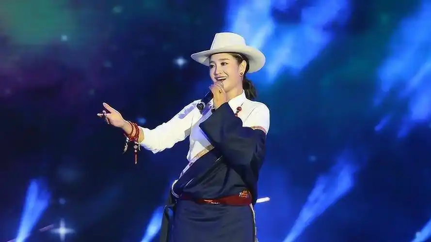 降央卓玛年轻时唱歌的样子你喜欢吗?和现在有什么区别?