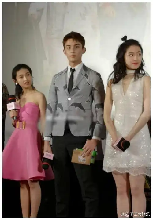 王一博张子枫同场看秀 两人对镜头浅笑好迷人a