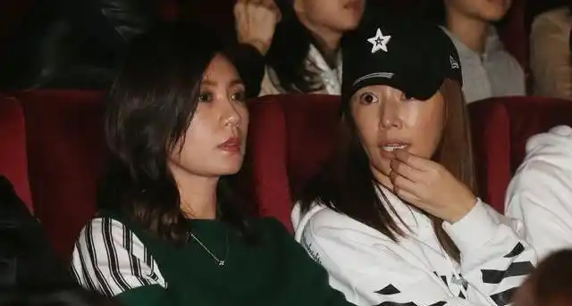 林心如,贾静雯真是好闺蜜,同框互动笑得真甜,感情真好