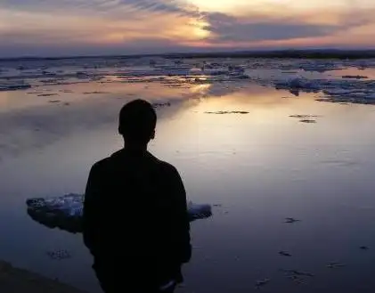 好看的,最好是黑白,带点伤感也可以,我要做说说的配图