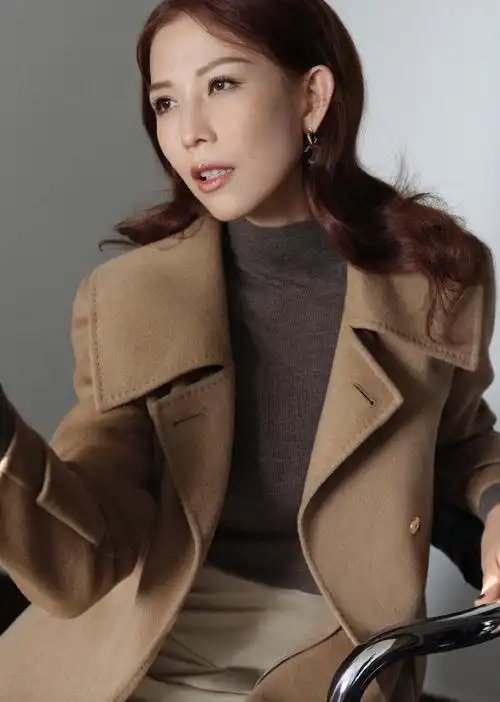 "蔡少芬"穿黄色羽绒服走机场,年轻时髦两手抓