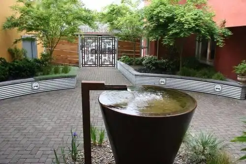 院子里的小喷泉给这个夏天多些凉意