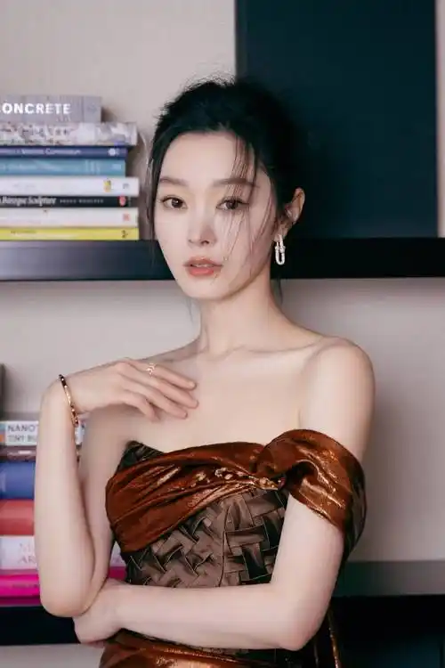 23日,宋轶工作室分享一组宋轶写真照,魅力十足.