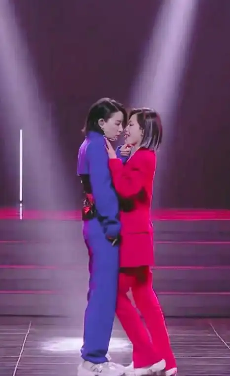 万茜和李斯丹妮是不是真有事,他俩怎么没互动了?