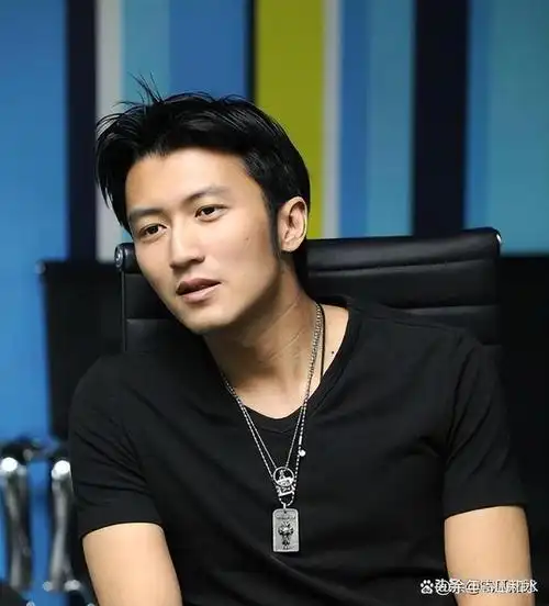 谢霆锋意大利街拍照曝光,虽已人到中年,却丝毫不显油腻