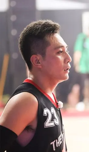 社长刘烨变身运动员 带病上场球技满分