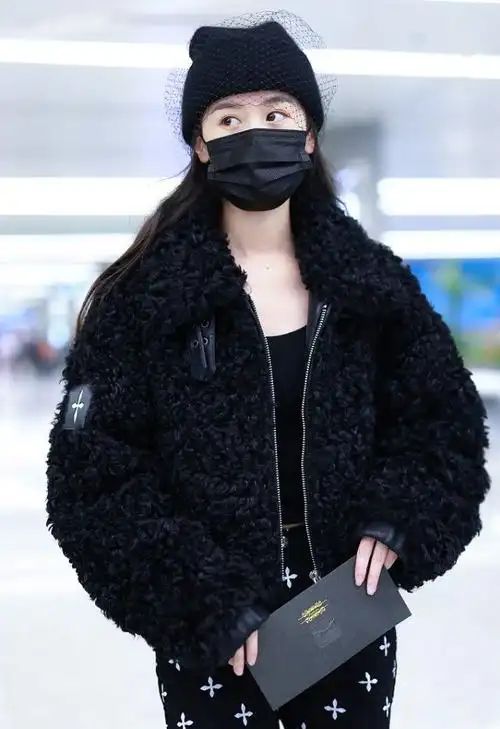 袁冰妍私下没那么乖巧,羊羔毛配露脐装显身材,渔网毛线帽挺别致|内搭