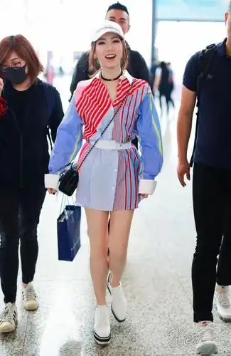 邓紫棋大玩下半部失踪,网友:这样的裤子穿与不穿有何区别?