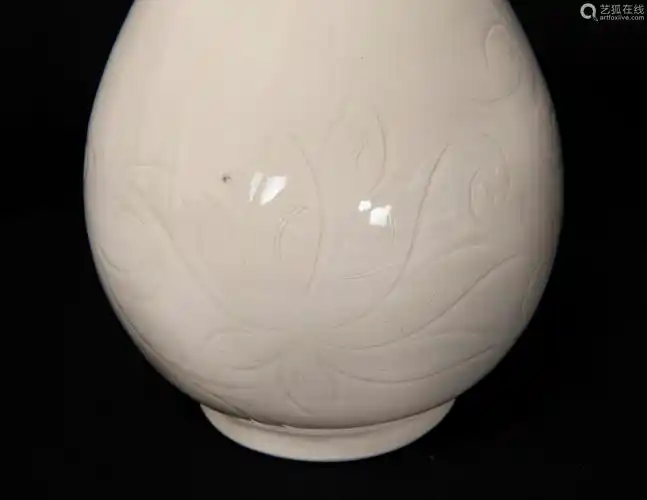 宋代定窑划花蒜头瓶