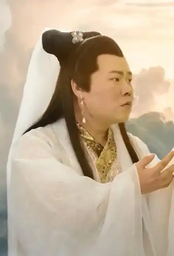 再看看岳云鹏扮演的白蛇,只见她穿着衣服,梳着头发,戴着耳环,照着镜子