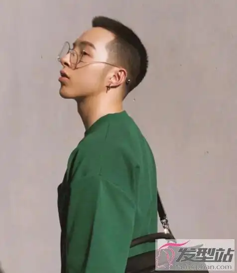 这款板寸发型乍看简约,细看却很有味道,从头顶到耳朵处的头发逐渐打薄