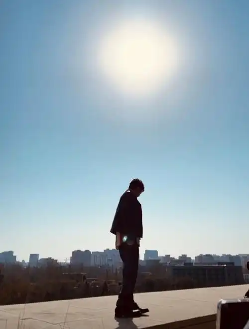 李易峰分享晒太阳live照#李易峰晒个太阳都能这么帅,光背影就能热人