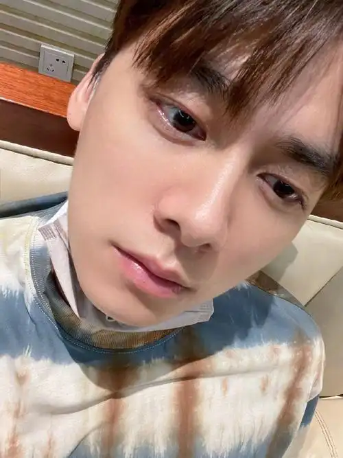 李易峰晒怼脸自拍照素颜状态绝绝子