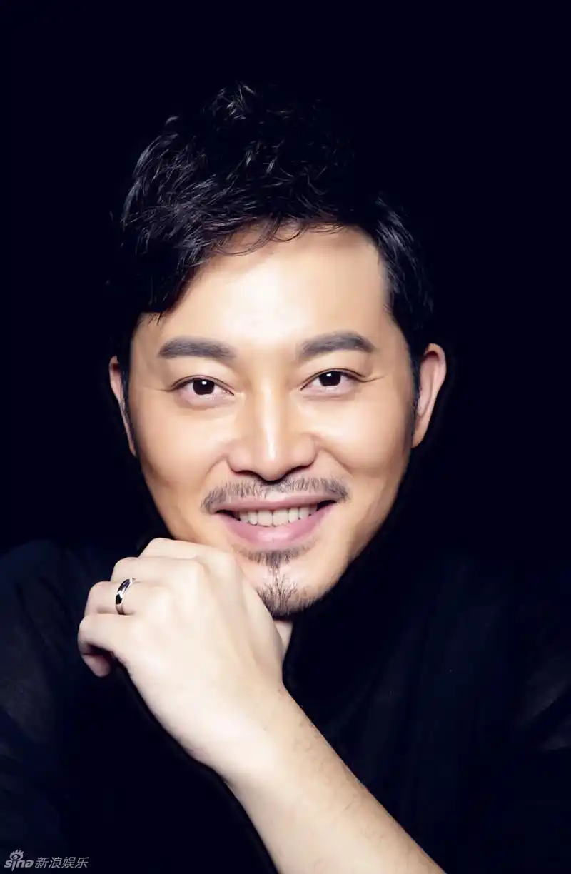 组图沙溢冬季写真豹纹外套展现成熟型男魅力