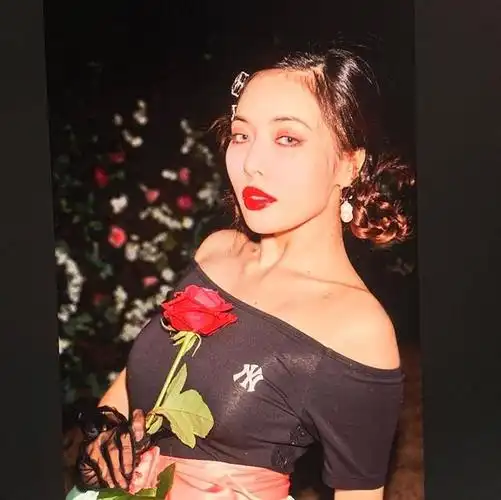 看完泫雅代言ck内衣的宣传照我想知道多少人馋她身子