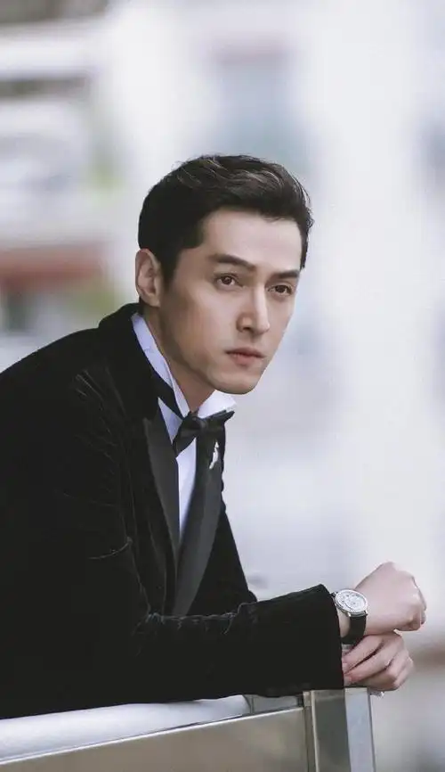 胡歌久违露面现身花园聚会 梳背头穿白衬衫帅气有型