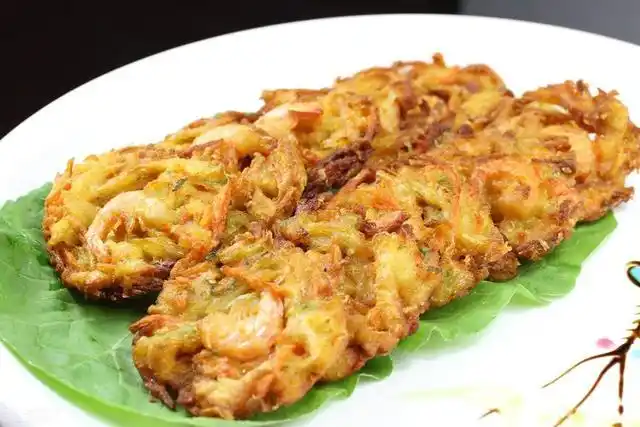 令人食之难忘的炸虾饼,焦香酥脆,吃起来特别过瘾,清淡不油腻
