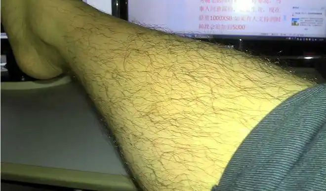 看看是不是亚洲腿毛最多最浓密的男人,哈哈