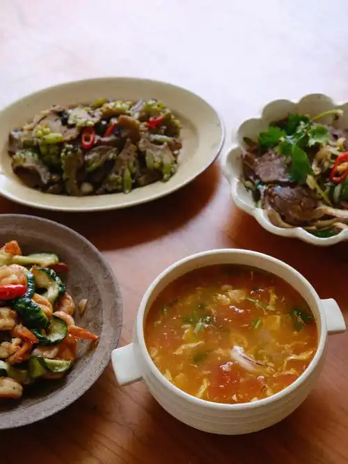 三菜一汤酸辣鱿鱼汤卤牛腱家常菜