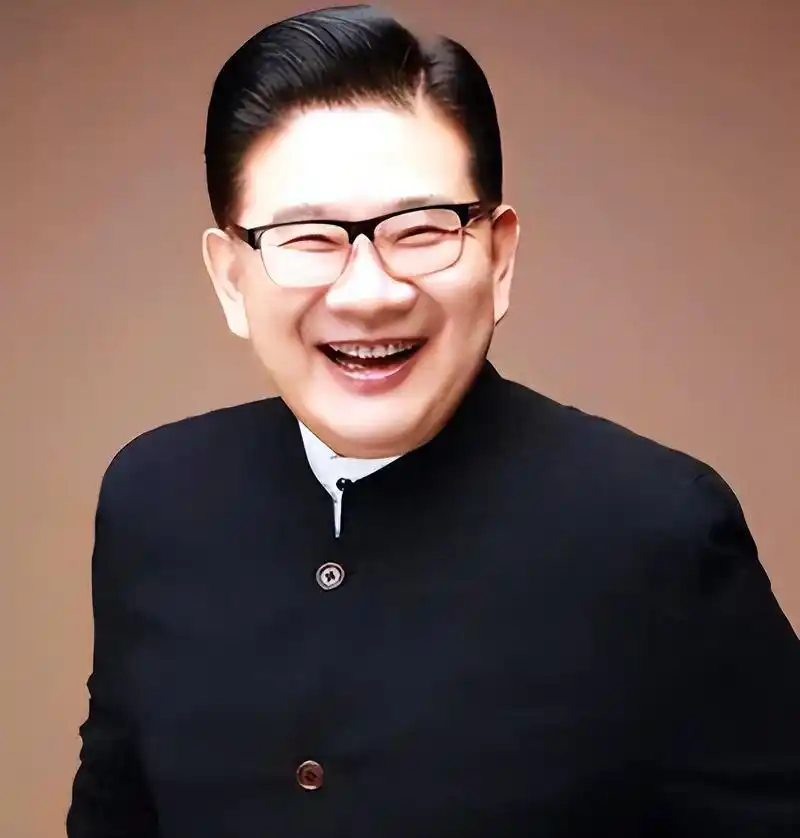 "曹可凡看着好像挺普通,但其实他的家世非常的显赫,现在的太湖之滨