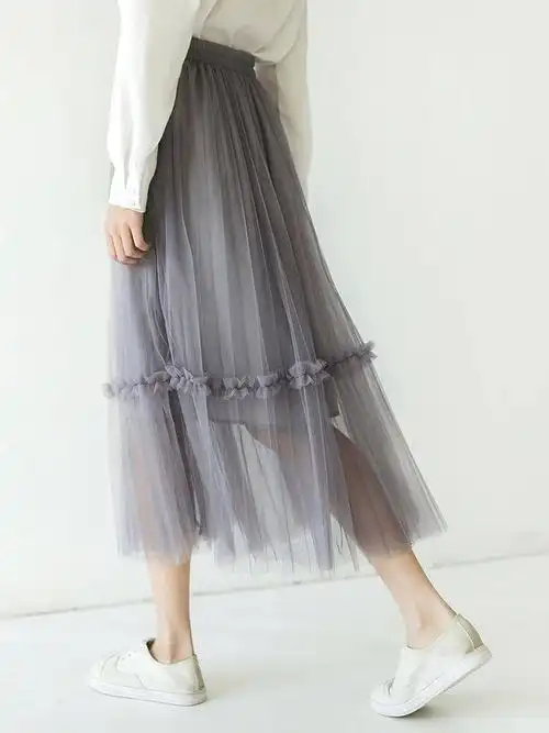 这件黑色的裙子有种蓬蓬裙的感觉!而且显的腰身非常的纤细!