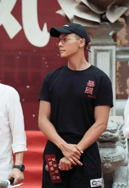 陈伟霆发型由七彩回归基本,网民激赞新look最合衬_交通_橙色_组织