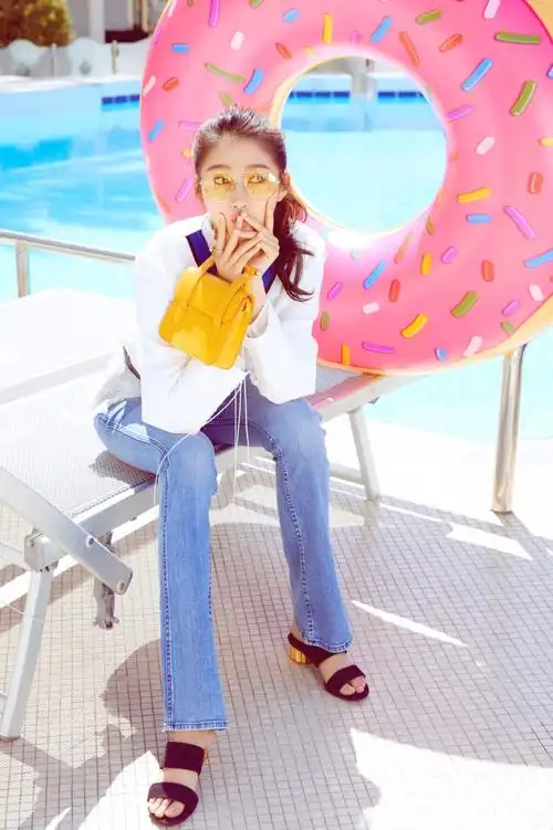 新生代演员关晓彤完美演绎ferragamo红色花漾跟凉鞋