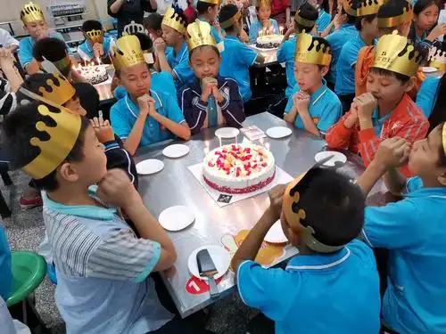 成长的摇篮,爱满心田-------淮滨外国语小学部学生八月份生日集体聚会