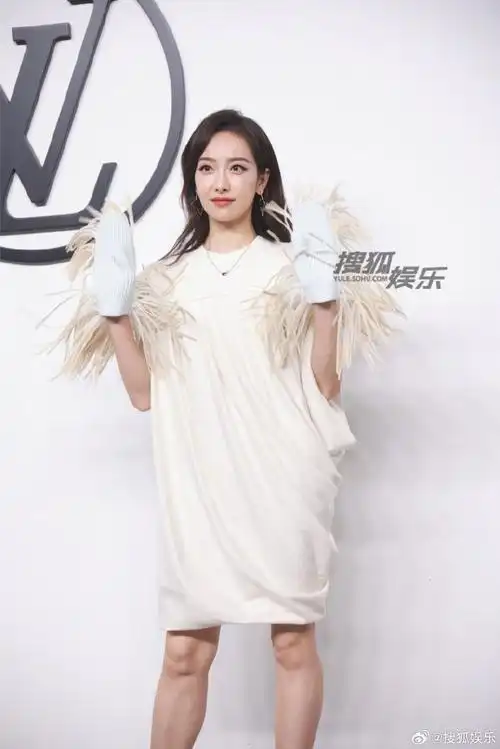 宋茜亚白披挂裙#宋茜亮相lv大秀,姐的毛线流苏手套好可爱啊