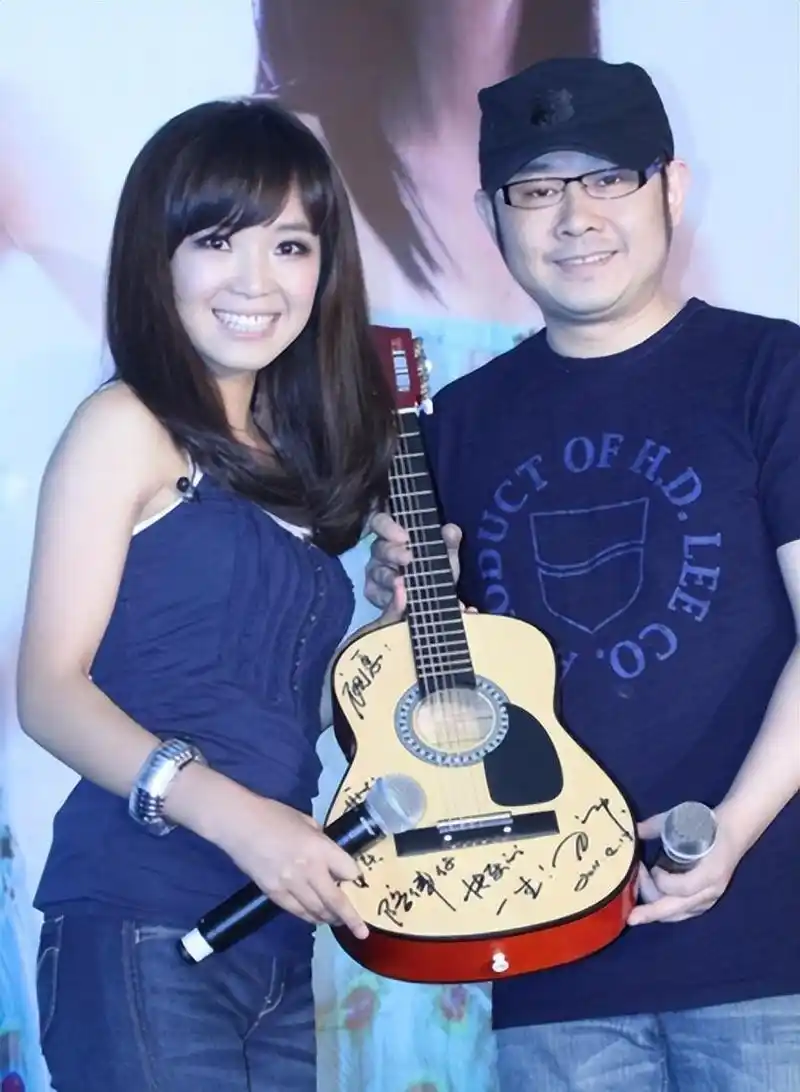 2005年,刚满18岁的云朵拜刀郎为师,跟着刀郎千里迢迢地来到新疆,没