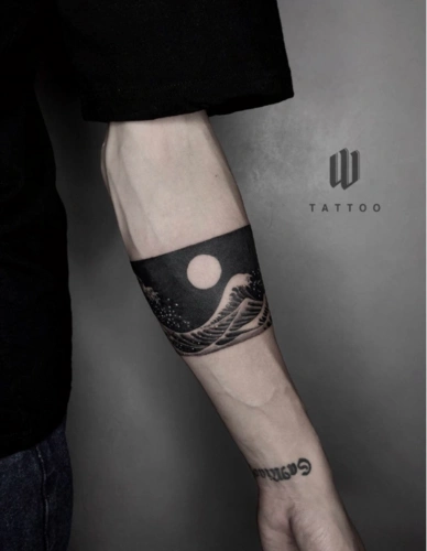 最新超酷男生海浪元素黑白臂环纹身