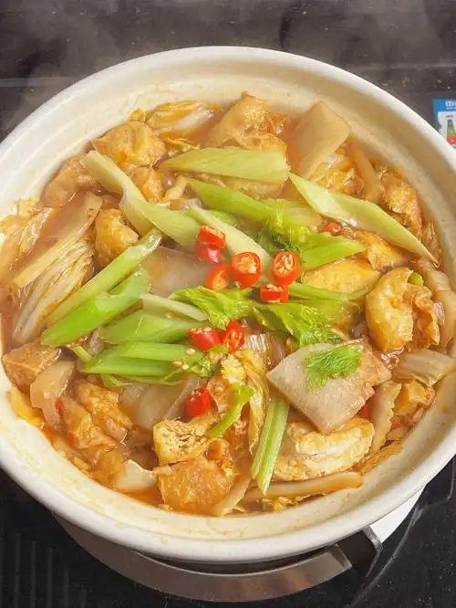 把白菜豆腐泡放上去,淋上酱汁,小火焖10分钟左右即可#小红书爆款美食