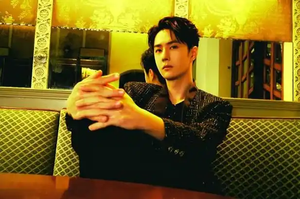 王一博好莱坞随拍 着白t戴墨镜比耶酷帅可爱